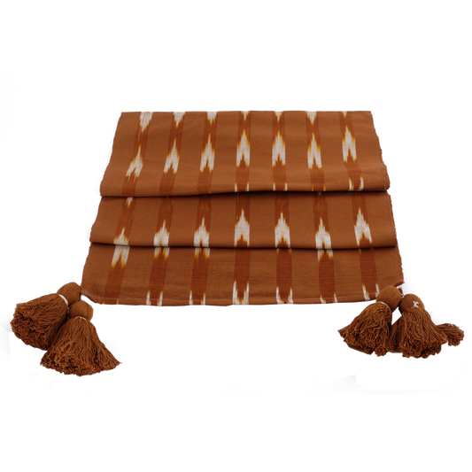 Serpentina Nutmeg w/White Table Runner