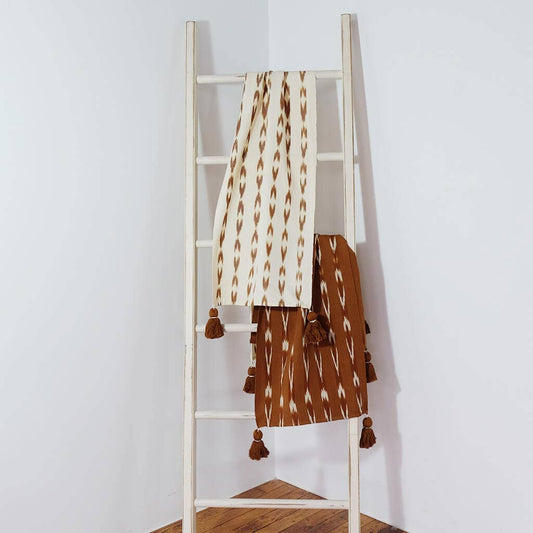 Serpentina Nutmeg w/White Table Runner