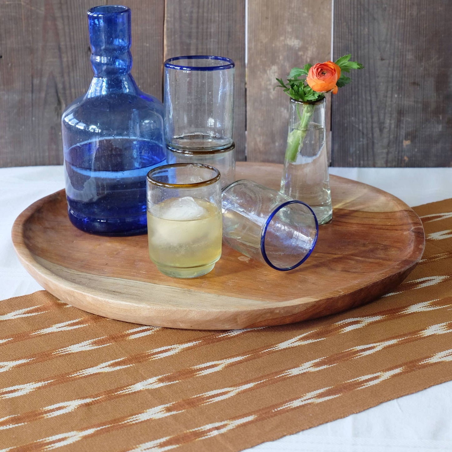 Serpentina Nutmeg w/White Table Runner