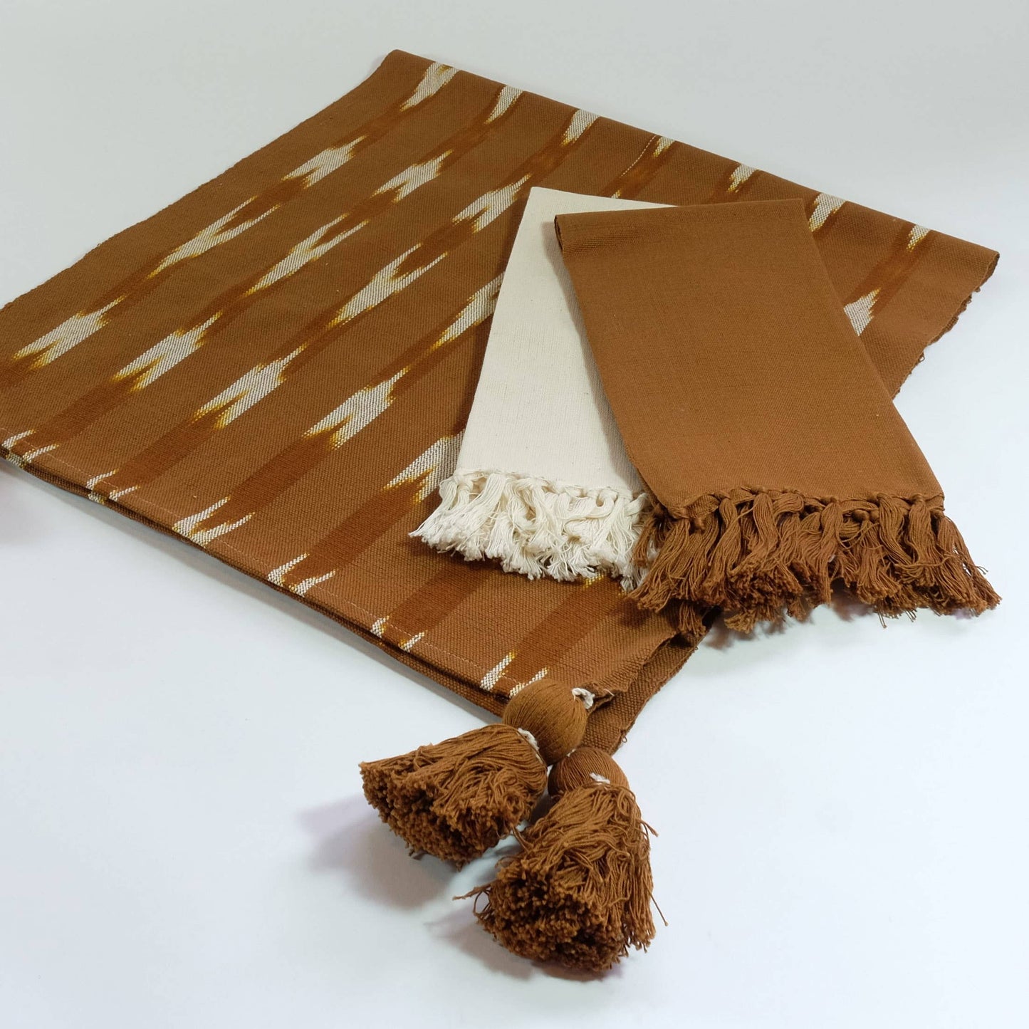 Serpentina Nutmeg w/White Table Runner
