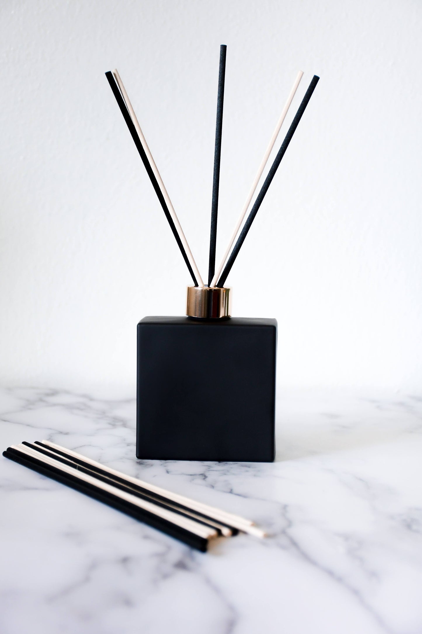 Customizable Black and Gold Non-Toxic Reed Diffuser